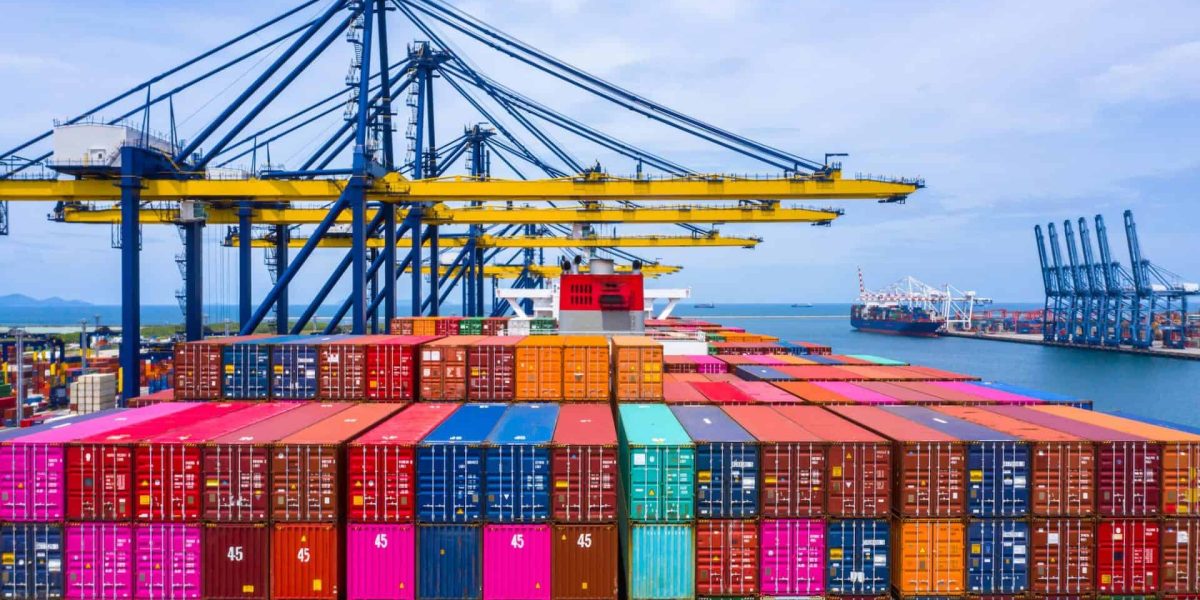 Deficitul comercial s-a redus, dar prețul plătit este scăderea consumului Datele publicate joi de Institutul Național de Statistică (INS) indică o veste bună pentru economia românească: deficitul comercial a scăzut cu 15,6% (0,9 miliarde euro) în primele două luni ale anului 2026, comparativ cu aceeași perioadă a anului precedent