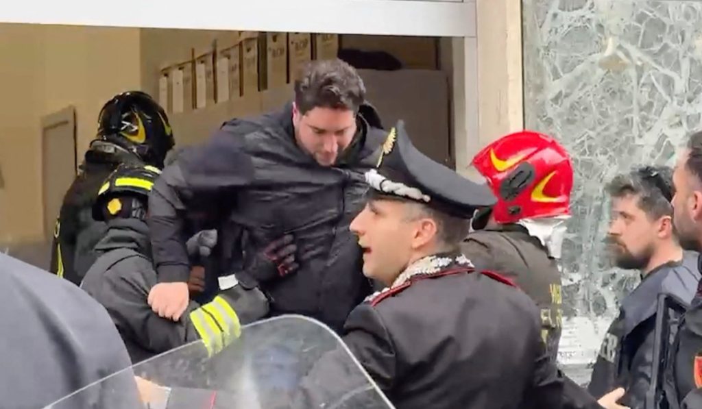 Jaf armat în Napoli: Hoții au luat 25 de ostatici și au spart o bancă