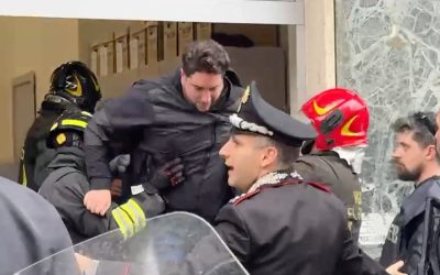 Jaf armat în Napoli: Hoții au luat 25 de ostatici și au spart o bancă