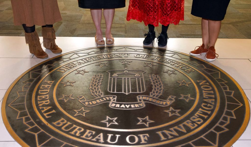 FBI-ul Avertizează Statele Unite de Amenințări Iraniane, În Timp Ce Casa Albă Minimizează Riscul FBI a emis o avertizare către autoritățile de aplicare a legii la nivel statal și local din Statele Unite, subliniind o creștere a amenințărilor din partea guvernului iranian împotriva unor ținte de pe teritoriul american