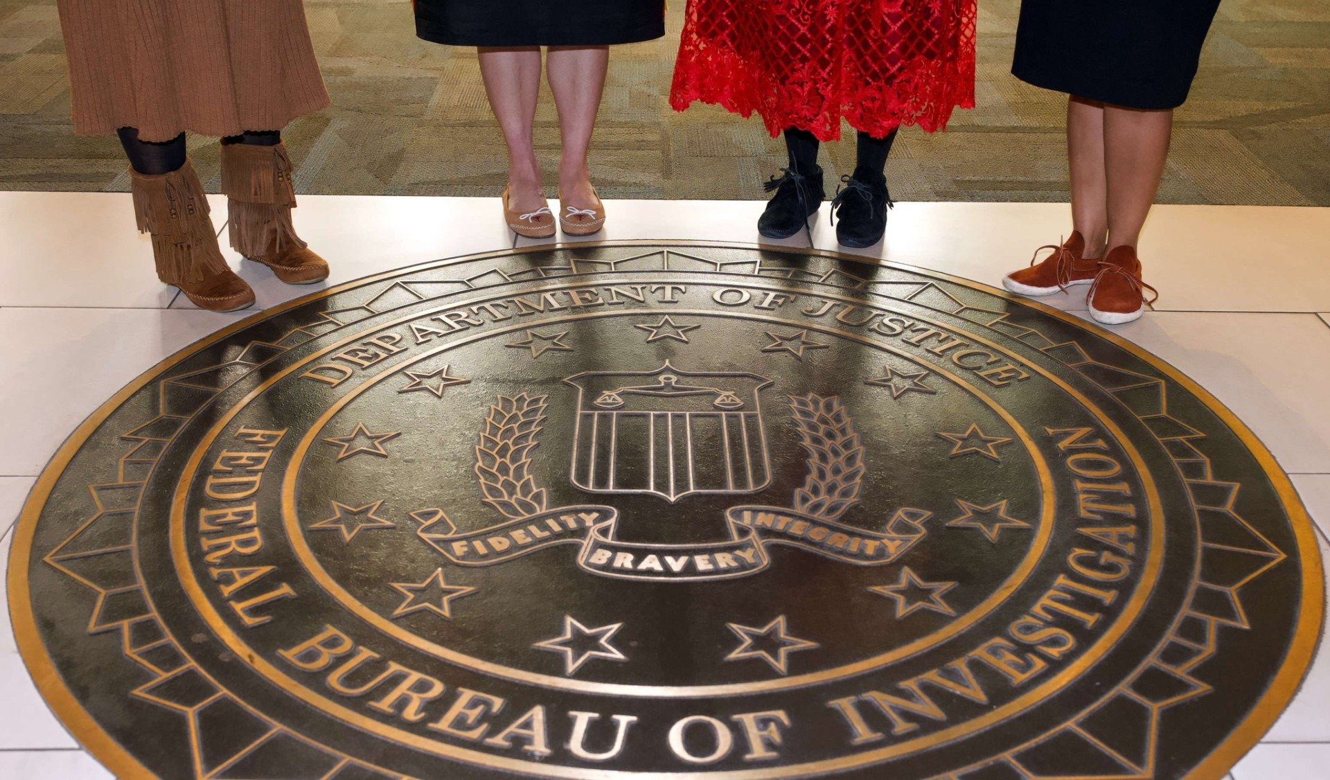FBI-ul Avertizează Statele Unite de Amenințări Iraniane, În Timp Ce Casa Albă Minimizează Riscul FBI a emis o avertizare către autoritățile de aplicare a legii la nivel statal și local din Statele Unite, subliniind o creștere a amenințărilor din partea guvernului iranian împotriva unor ținte de pe teritoriul american