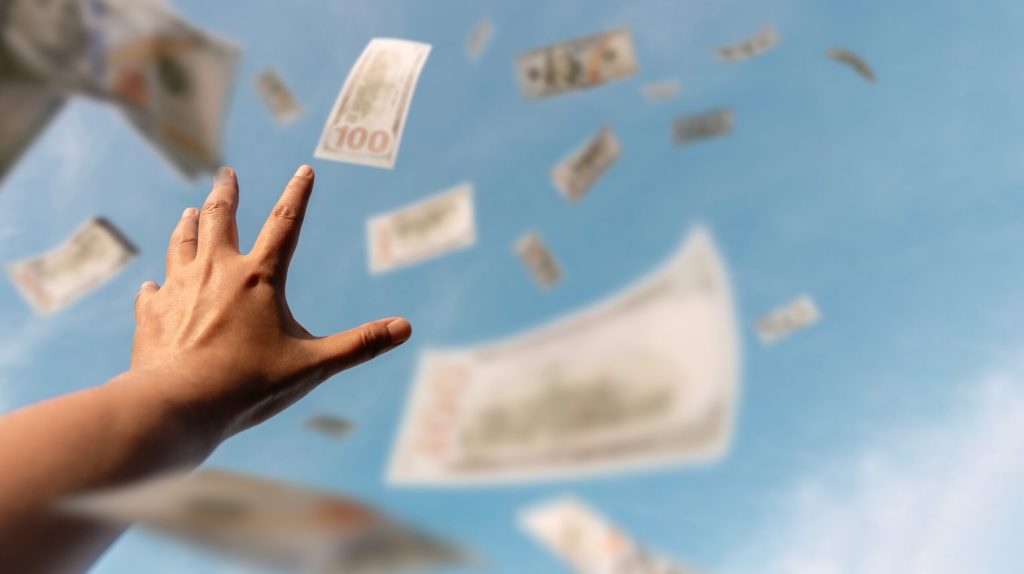 Ceartă violentă: O femeie aruncă 160.000 de dolari de la balcon