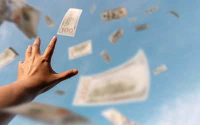 Ceartă violentă: O femeie aruncă 160.000 de dolari de la balcon