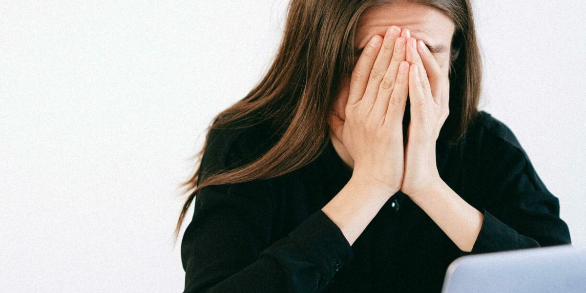 Milenialii, generaţia cocoşată: experții trag semnale de alarmă despre ecrane