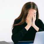 Milenialii, generaţia cocoşată: experții trag semnale de alarmă despre ecrane