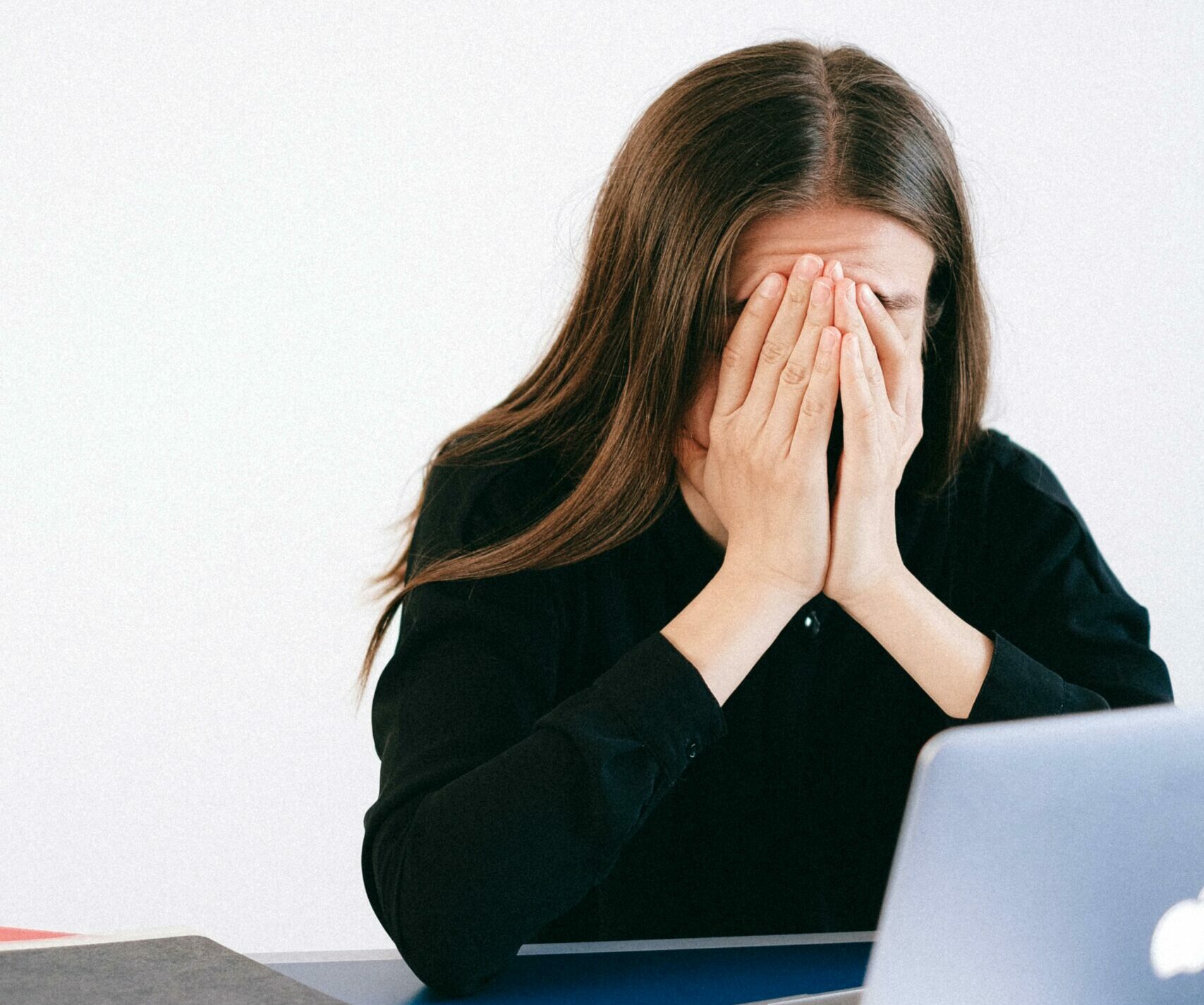 Utilizarea excesivă a telefoanelor și a computerelor afectează sănătatea fizică Utilizarea constantă a telefoanelor mobile, a computerelor și a tabletelor începe să-și pună amprenta asupra sănătății fizice a oamenilor