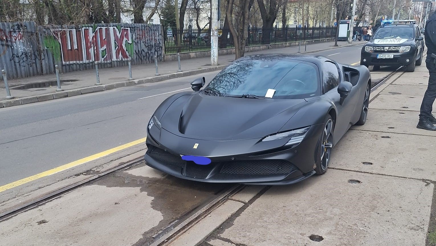 Un Ferrari Spider parcat ilegal pe Bulevardul Ion Mihalache a fost ridicat de poliția locală Sector 1, într-un incident care a atras atenția asupra diferenței între statutul financiar și respectarea regulilor rutiere