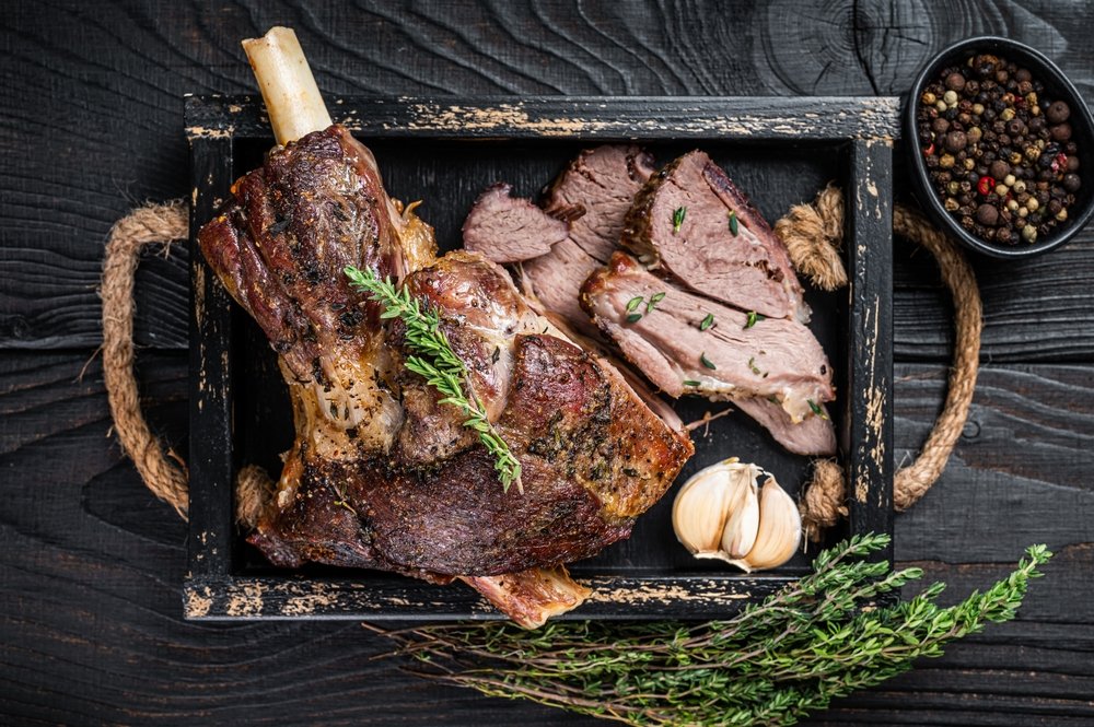 Ce ingrediente transformă friptura de miel într-o delicatesă? Secretul bucătarilor