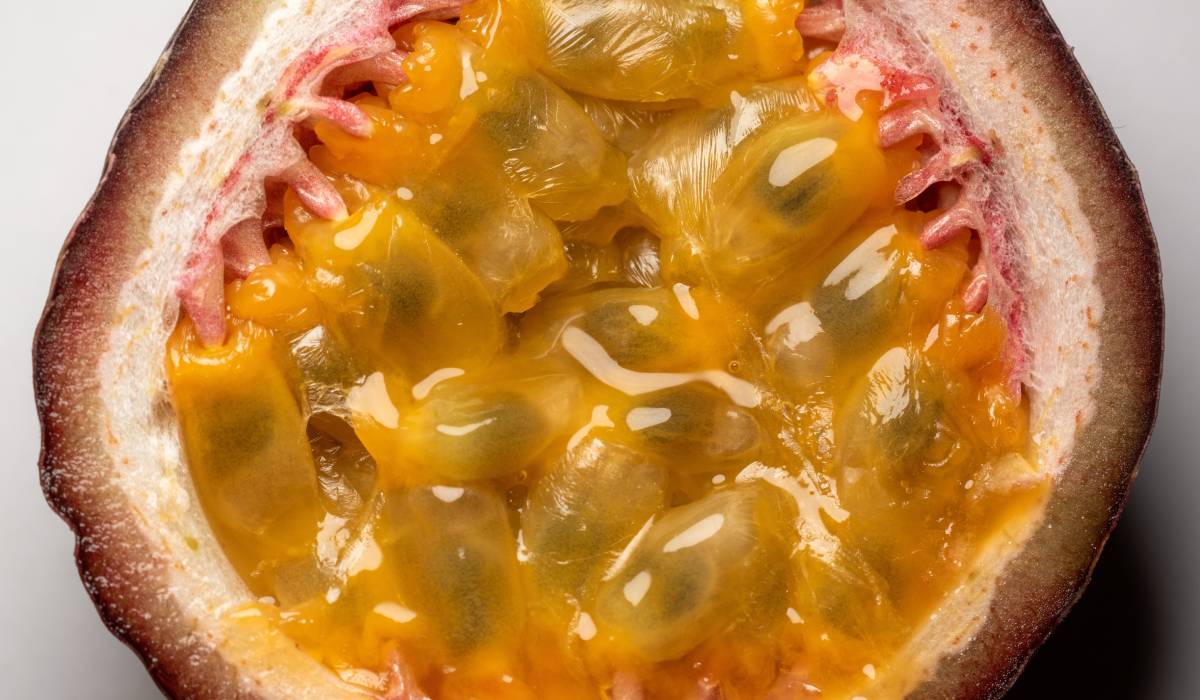 Fructul pasiunii, cunoscut și ca fructul pasiunii sau maracuja, ar putea avea un impact semnificativ în protejarea creierului și încetinirea progresiei bolii Alzheimer, conform unui studiu recent publicat în revista Advanced Science