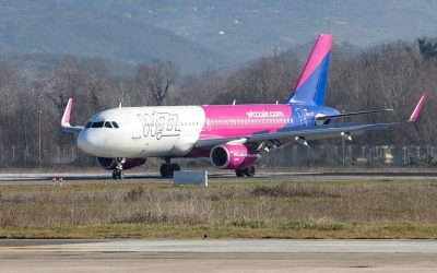 Wizz Air investește în digitalizare și schimbări strategice importante Wizz Air a anunțat semnarea unui acord cu furnizorul de tehnologie Immfly din Barcelona pentru implementarea unui ecosistem digital în cabină