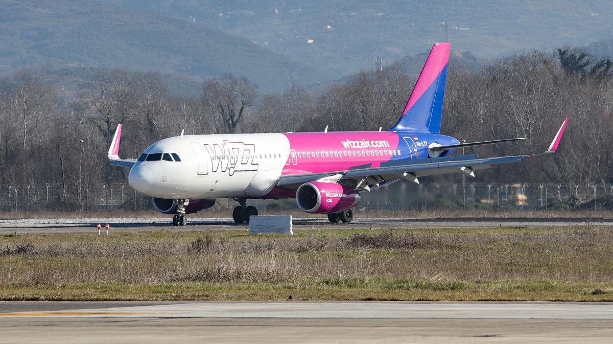 Wizz Air investește în digitalizare și schimbări strategice importante Wizz Air a anunțat semnarea unui acord cu furnizorul de tehnologie Immfly din Barcelona pentru implementarea unui ecosistem digital în cabină