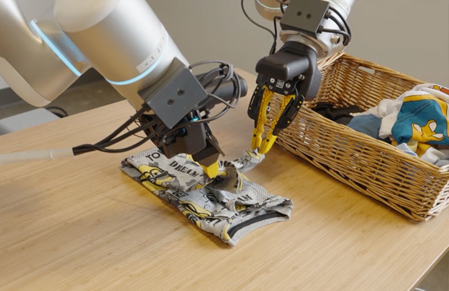 Compania Generalist a anunțat recent o evoluție remarcabilă în domeniul roboticii, prezentând modelul GEN-1, un robot care promite să schimbe modul în care tehnologia de automatizare este percepută în mediile industriale și comerciale