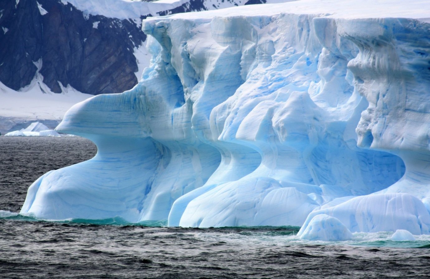 Permafrostul din Arctic eliberează cantități uriașe de carbon în urma dezghețului Un nou studiu indică faptul că topirea permafrostului din regiunea North Slope, Alaska, contribuie în mod semnificativ la eliberarea de carbon organic dizolvat în apă, alimentând astfel schimbările climatice globale