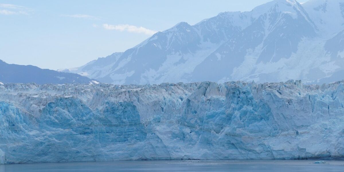 Mii de argentinieni au protestat vehement împotriva unui amendament controversat la Legea Ghețarilor, care a fost aprobat de parlament, stârnind îngrijorări majore privind protecția resurselor de apă