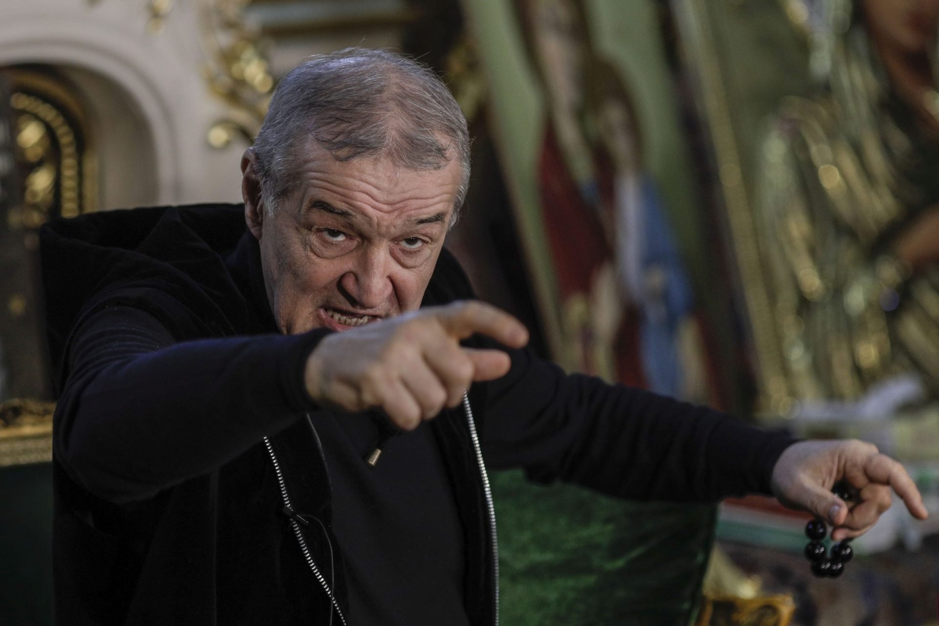 Becali, furios după reținerea permisului: „Băieți tineri, vă e rușine să stați la pândă?”