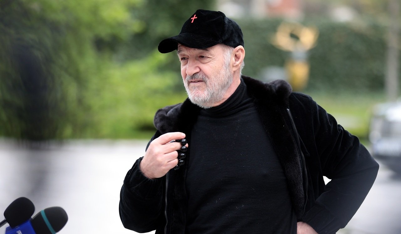 Gigi Becali face eforturi pentru a-l convinge pe Mirel Rădoi să rămână la FCSB, chiar dacă antrenorul și-a anunțat intenția de a pleca la finalul sezonului, în ciuda ofertei de salariu din străinătate