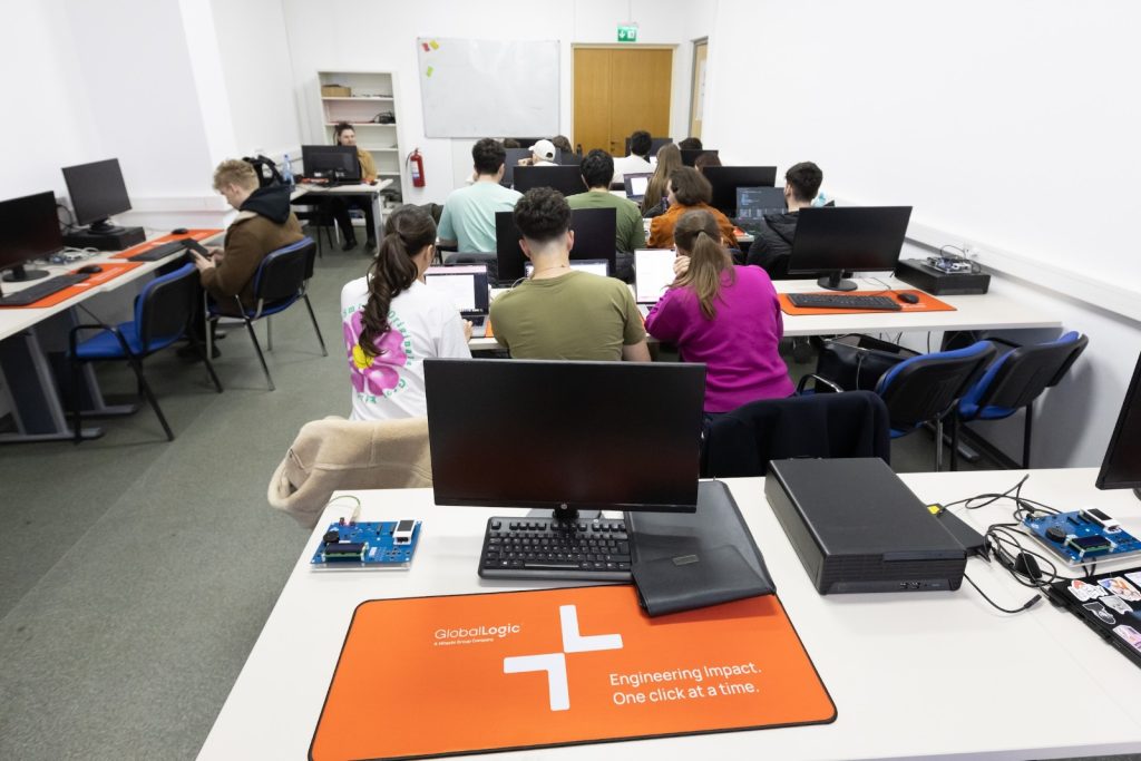 Hitachi modernizează laboratoarele Politehnicii București: Studenții, la pas cu tehnologia