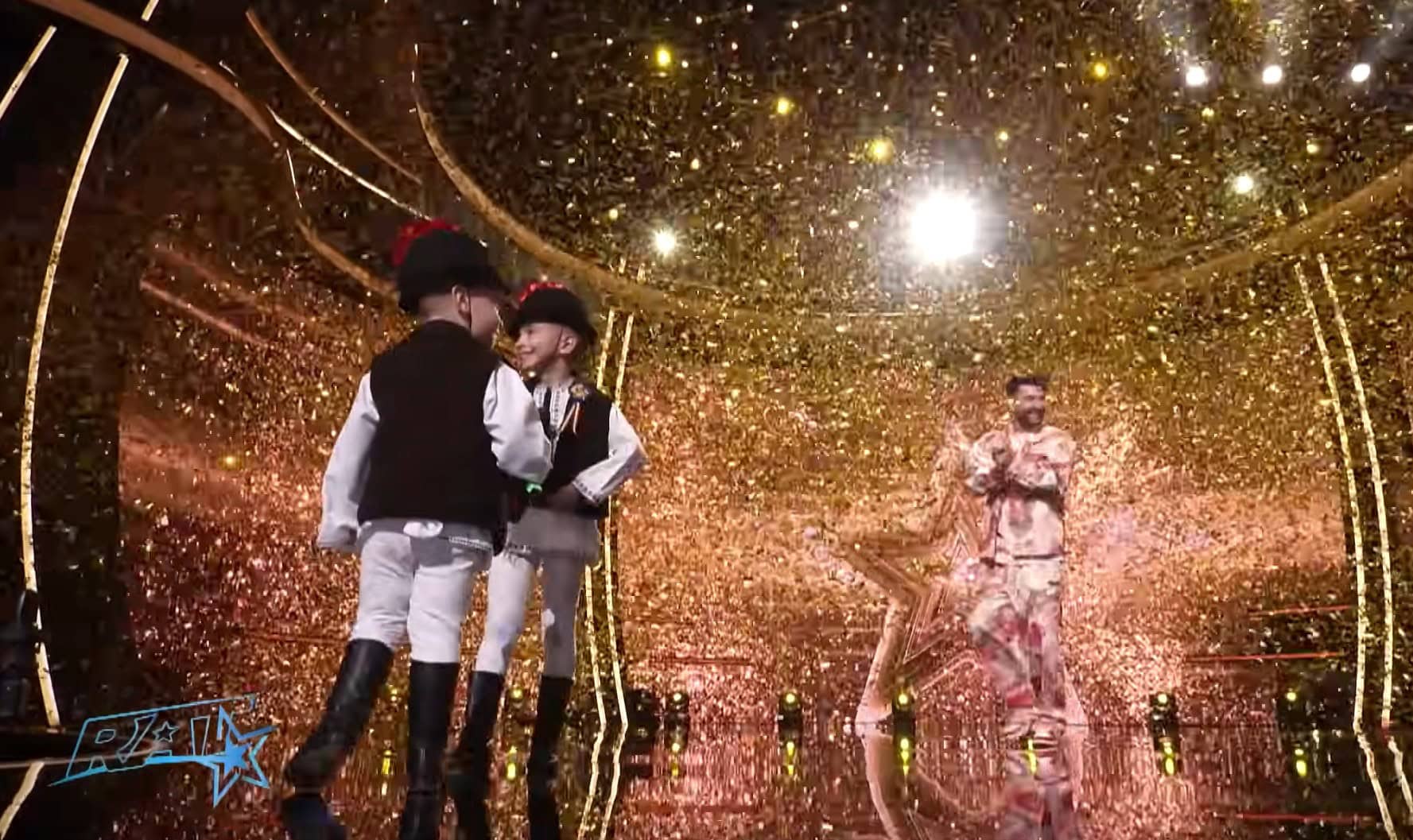Doi frați din Alba au reușit să impresioneze publicul și juriul de la ”Românii au talent” cu un moment de dans plin de emoție și tradiție, moment în care Pavel Bartoș a apăsat butonul de Golden Buzz, asigurându-le calificarea direct în semifinale
