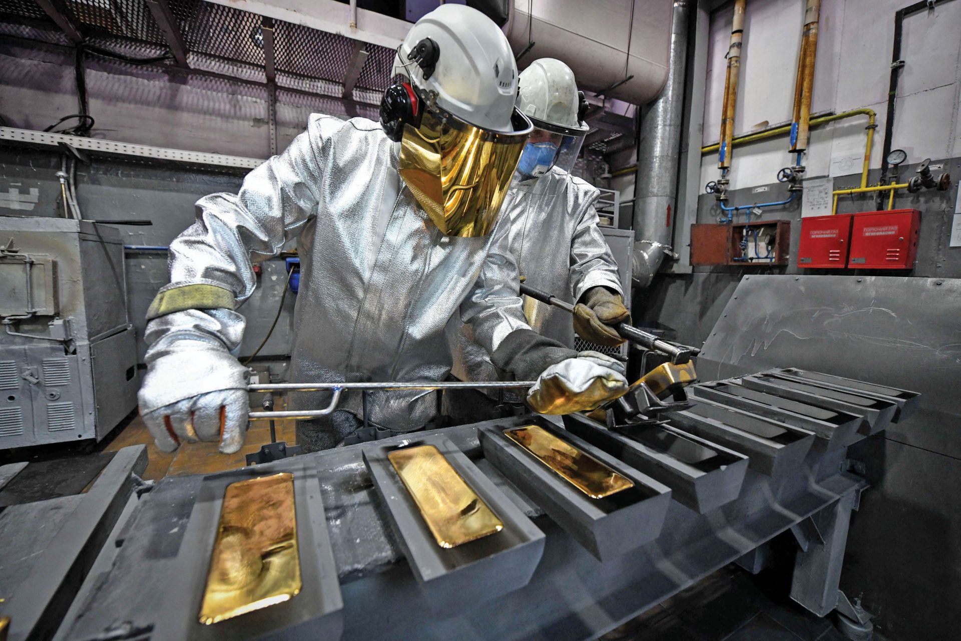 Creșterea prețului aurului reflectă mai mult decât fluctuațiile pieței financiare; devine un semn al unei lumi în criză, în care reperele economice tradiționale sunt puse sub semnul întrebării