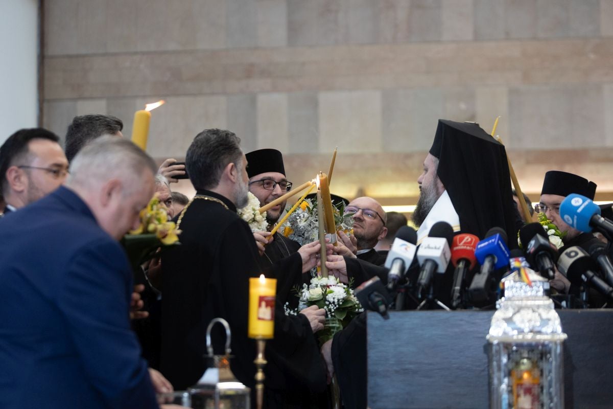 Lumina Sfântă a ajuns la Otopeni: Candelă aprinsă, din Ierusalim, pentru România