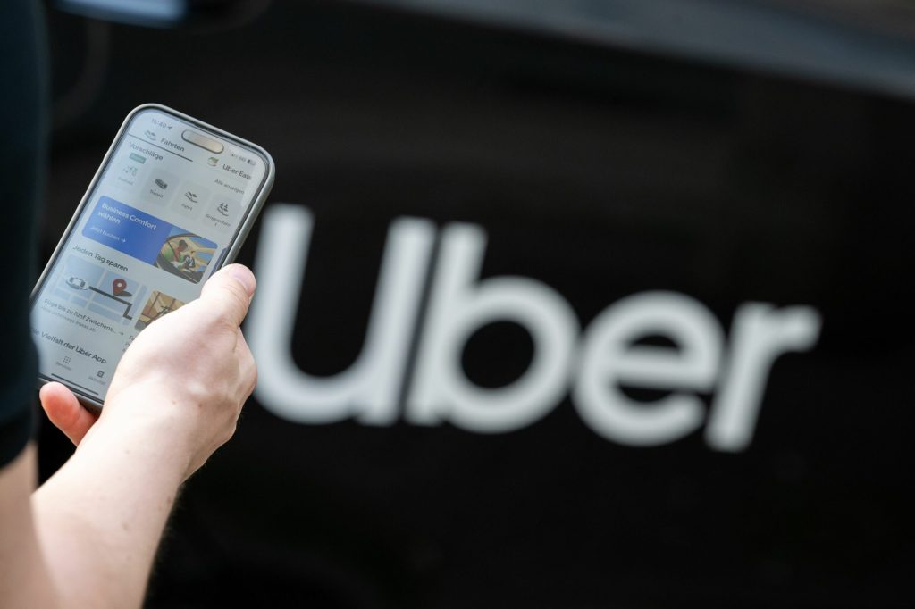 Uber pariază pe viitor: Investiție URIAȘĂ în taxiuri autonome