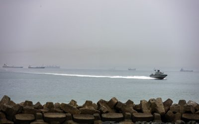 Iranul sfidează: Focuri de armă la strâmtoarea Ormuz, navele în pericol