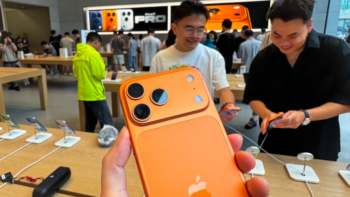 Apple a decis să nu ofere modelul iPhone 18 Pro în culoarea neagră, confirmând astfel schimbări de strategie pentru telefoanele de top din gama sa