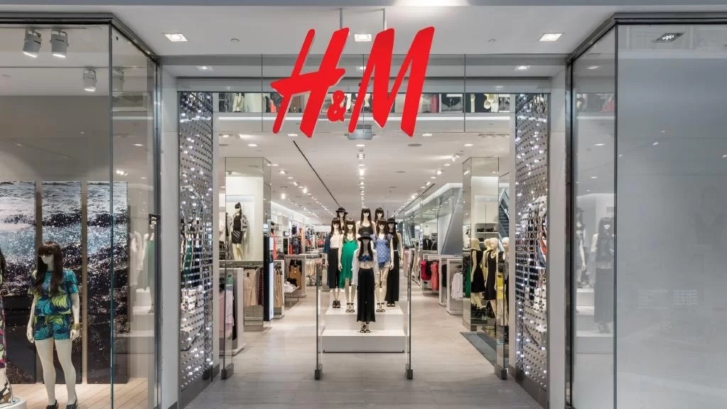 H&M, lovit rău de criză: Închide 160 de magazine! Sfârșitul modei rapide?
