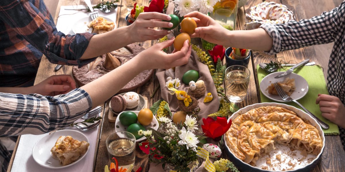 Remedii naturiste după festinul pascal: Cum repari excesele alimentare