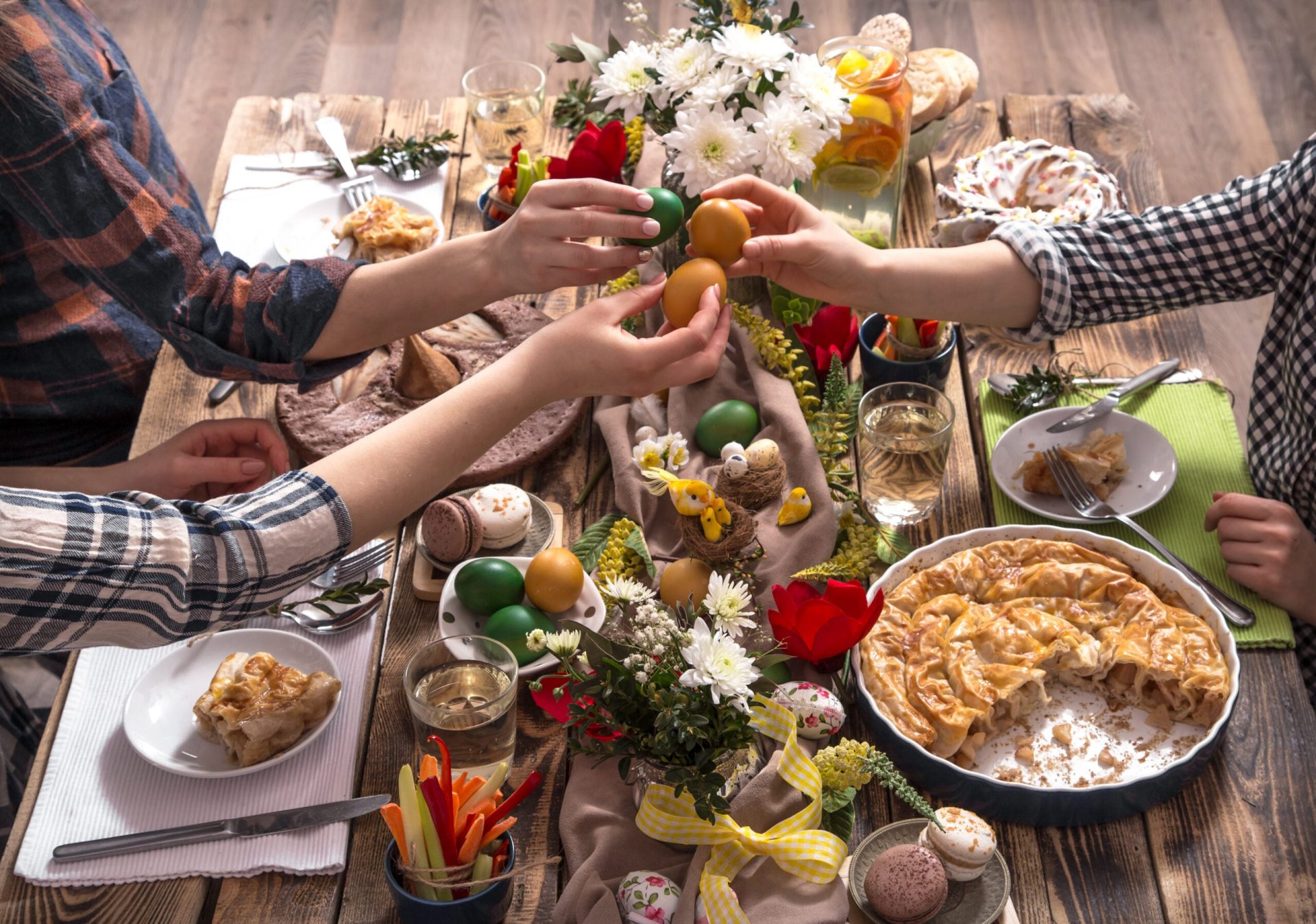 Remedii naturiste după festinul pascal: Cum repari excesele alimentare