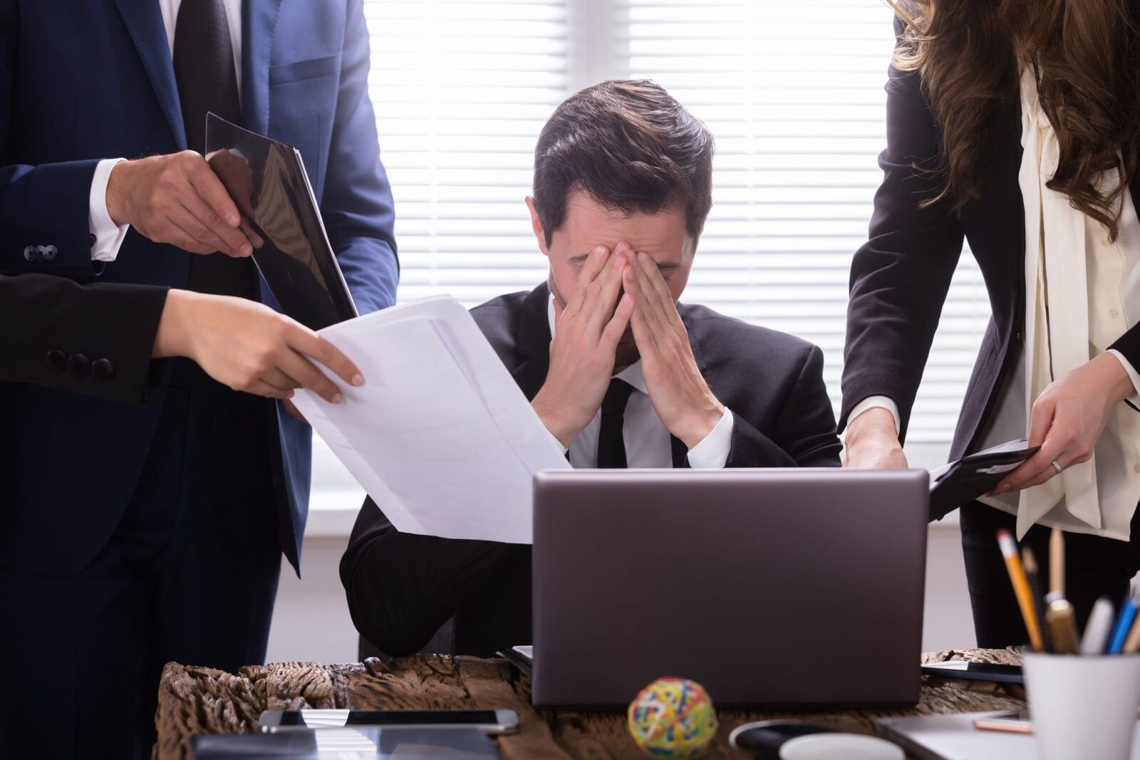 Epuizare în management: Cum recuperează companiile liderii obosiți?