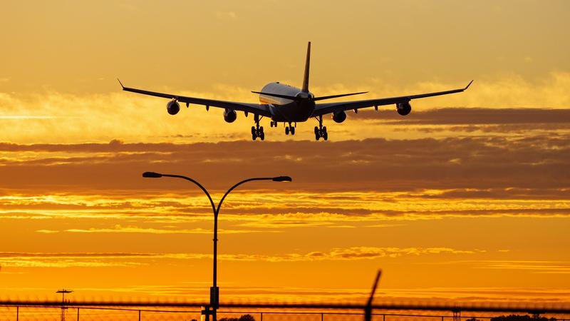 Prețurile biletelor de avion cresc și riscă anulări din cauza penuriei de kerosen