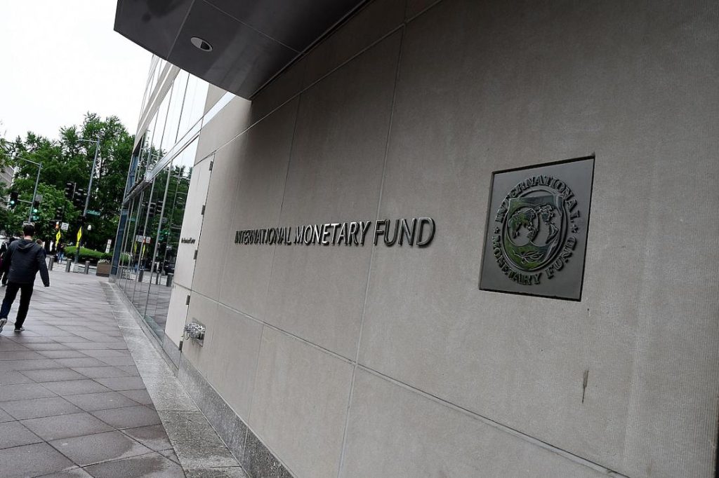 IMF înjumătățește estimările de creștere pentru România: Doar 0,7% în 2026