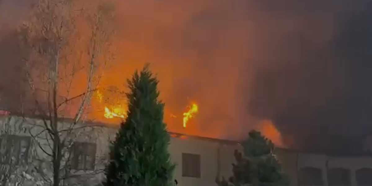 Incendiu DEVASTATOR la Mănăstirea Bistrița din Vâlcea: Zece autospeciale au intervenit