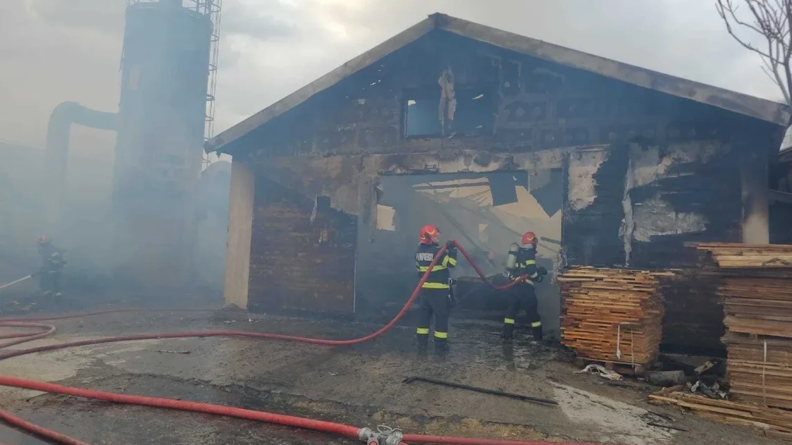 Incendiu puternic la un depozit de deșeuri lângă Pitești