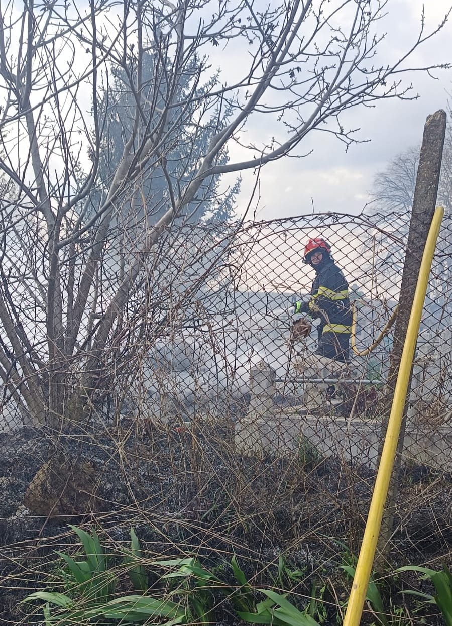 Incendiu devastator într-un cimitir din Botoșani: flacările au mistuit tot