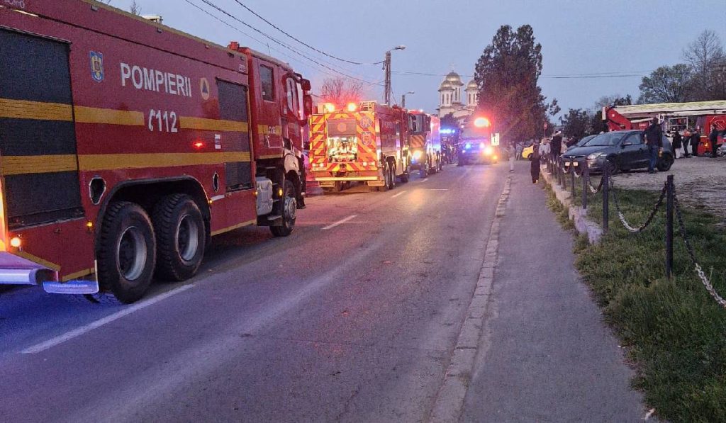 Scări de bloc pline de fum, la Constanța, după incendiul devastator
