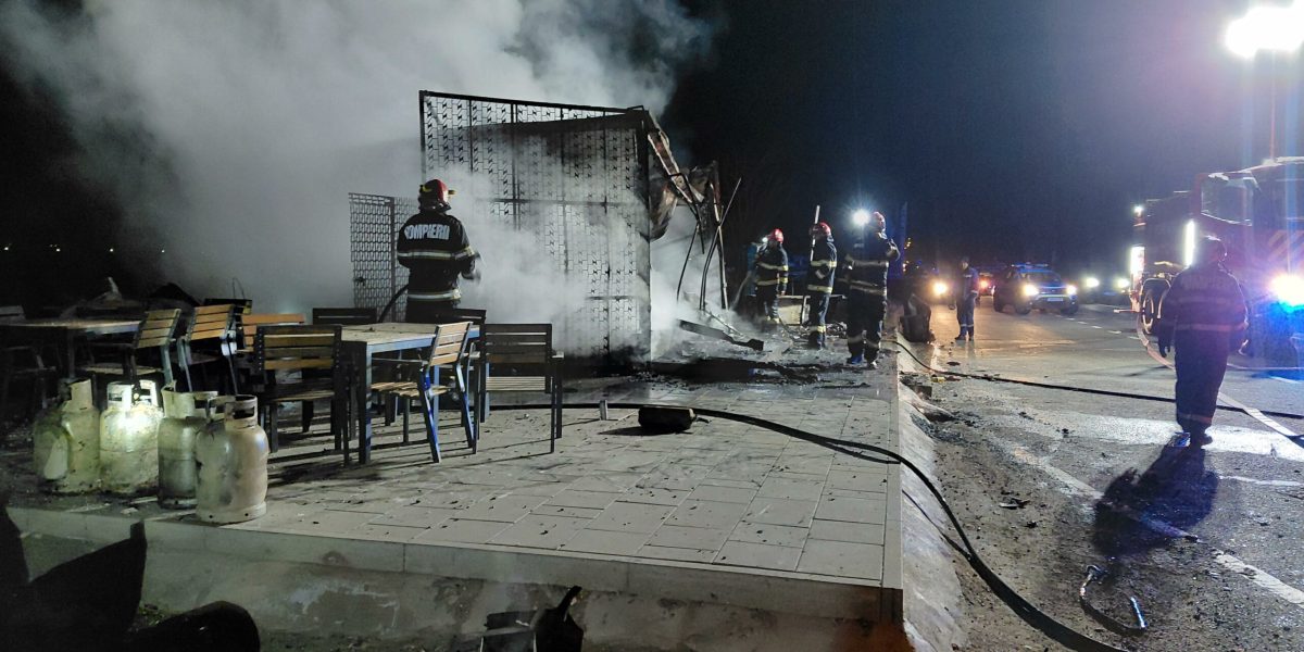 Incendiu cu efecte spectaculoase, noaptea, la un fast-food din Cluj
