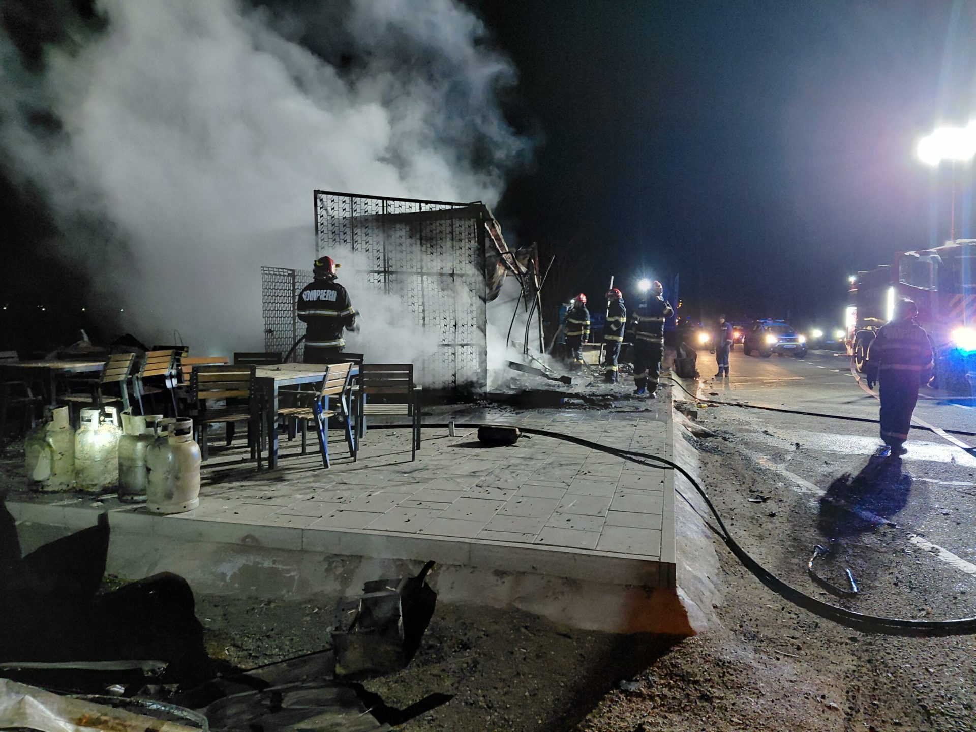 Incendiu cu efecte spectaculoase, noaptea, la un fast-food din Cluj