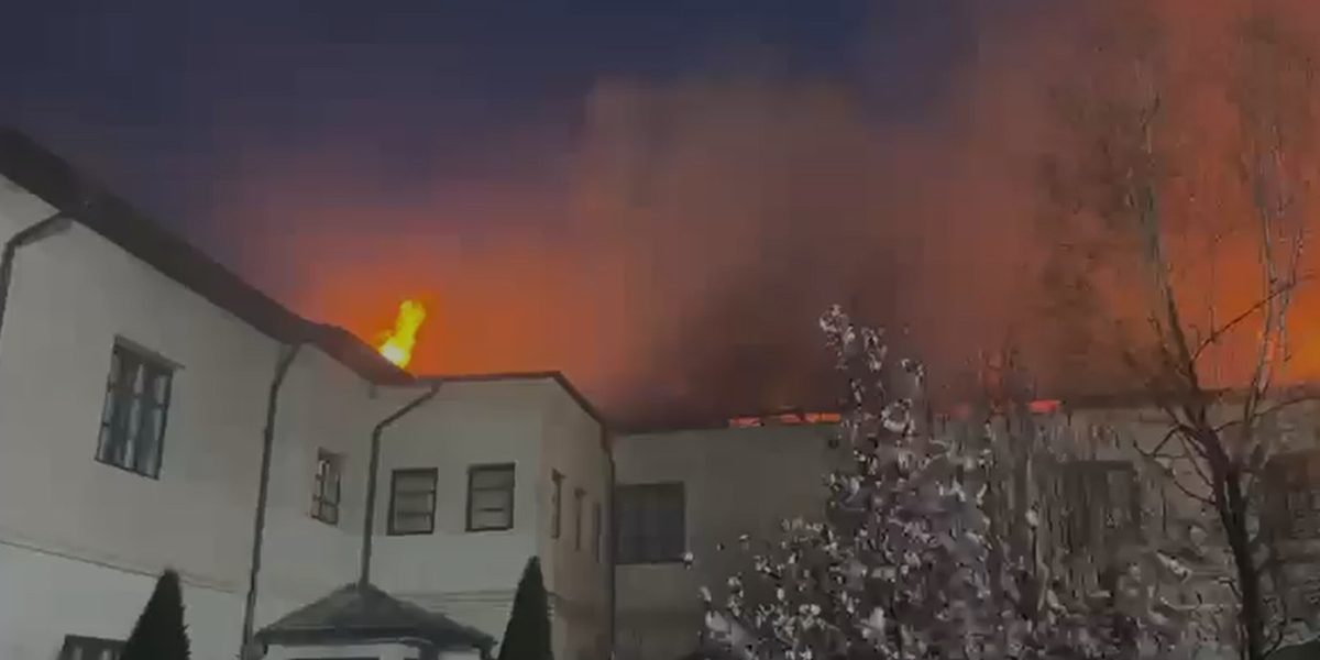 Incendiu major la Mănăstirea Bistrița – 10 autospeciale luptă cu flăcările