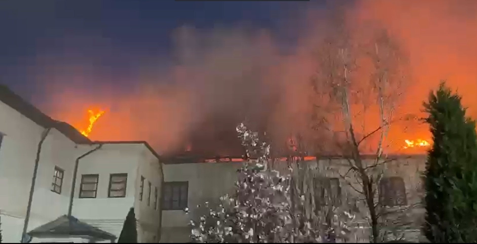 Incendiu violent la Mănăstirea Bistrița din Vâlcea: 10 autospeciale intervin