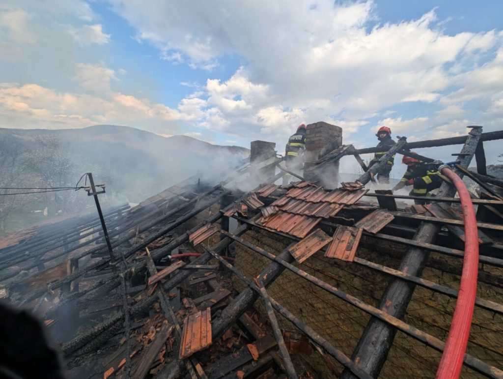 Incendiul din Nehoiu: Proprietarul, salvat de pompieri după stop cardio-respirator