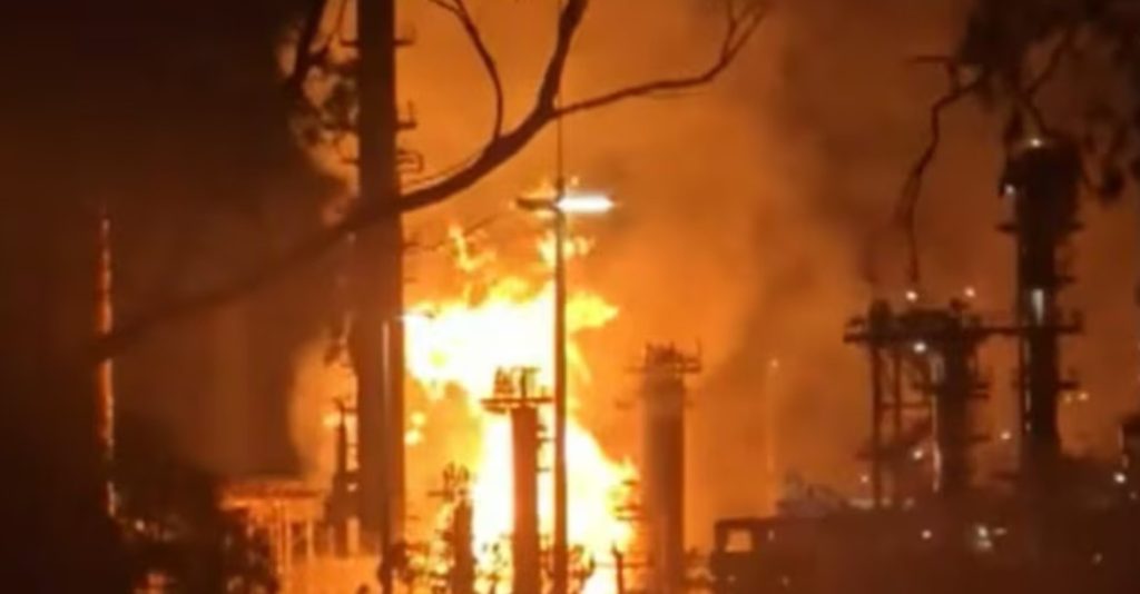 Incendiu puternic la rafinărie în Australia: Flăcări uriașe, operațiuni oprite