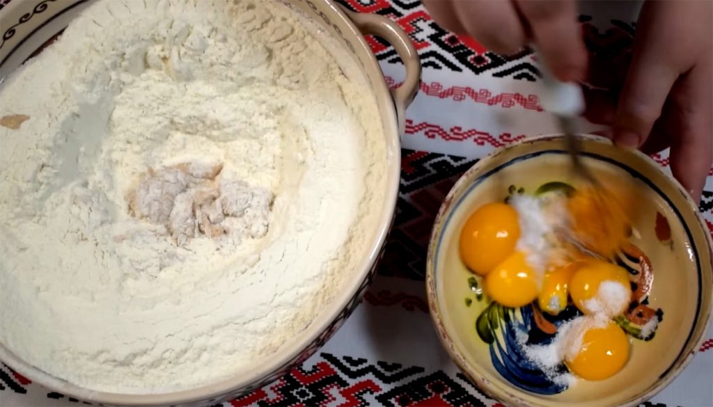 Pentru a obține cozonacul perfect, proporțiile dintre ingrediente, în special laptele și ouăle, sunt esențiale