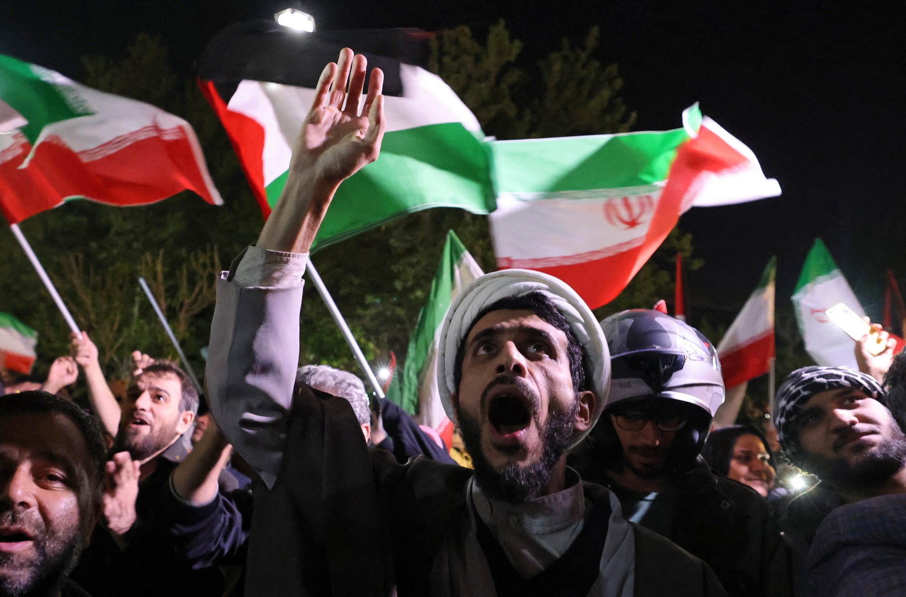 Iranul anunță un număr impresionant de susținători pentru apărarea națională Președintele iranian Masoud Pezeshkian a dezvăluit, marți, că peste 14 milioane de iranieni și-au exprimat disponibilitatea de a lupta pentru apărarea țării