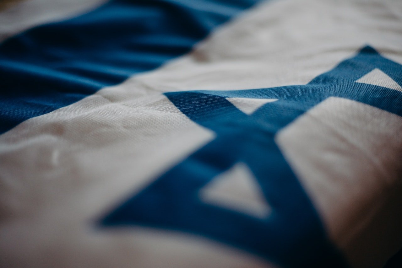Trei persoane au murit și două polițiști au fost răniți într-un incident armat petrecut în apropierea consulatului israelian din Istanbul, potrivit relatărilor din presa turcă