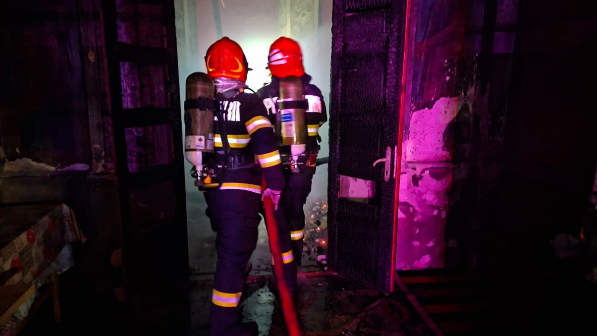 Un incendiu produs în Tulcea a provocat decesul a două persoane, o femeie de 89 de ani și fiul ei, în vârstă de 57 de ani, în urma unui incendiu izbucnit în locuința lor de la parterul unui bloc de pe Strada Neptun
