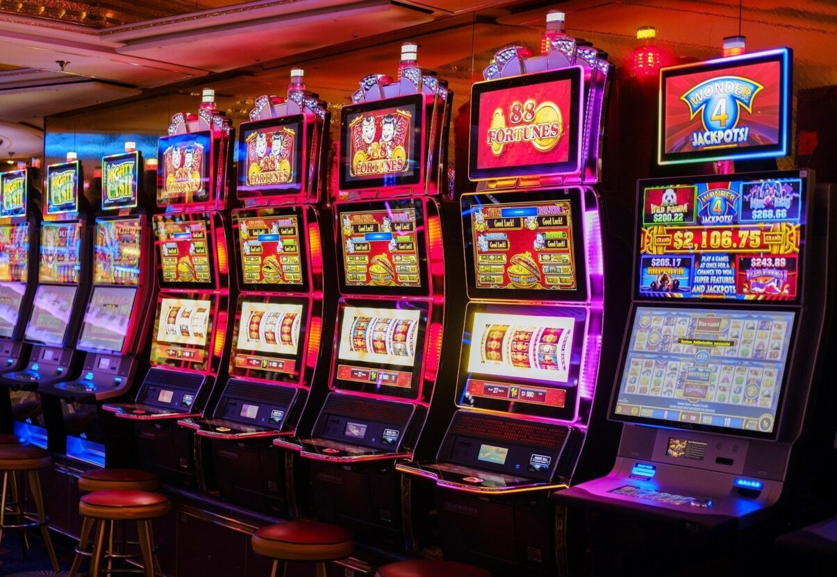 Primăria Brașov a anunțat, luni, noi reglementări privind funcționarea sălilor de jocuri de noroc în oraș, în încercarea de a limita impactul acestora asupra comunității și de a promova un mediu mai sigur pentru cetățeni