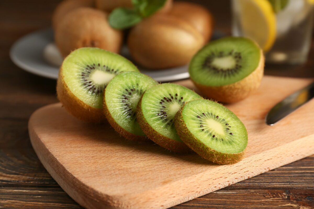 Kiwi: De ce experții recomandă să-l mănânci cu tot cu coajă