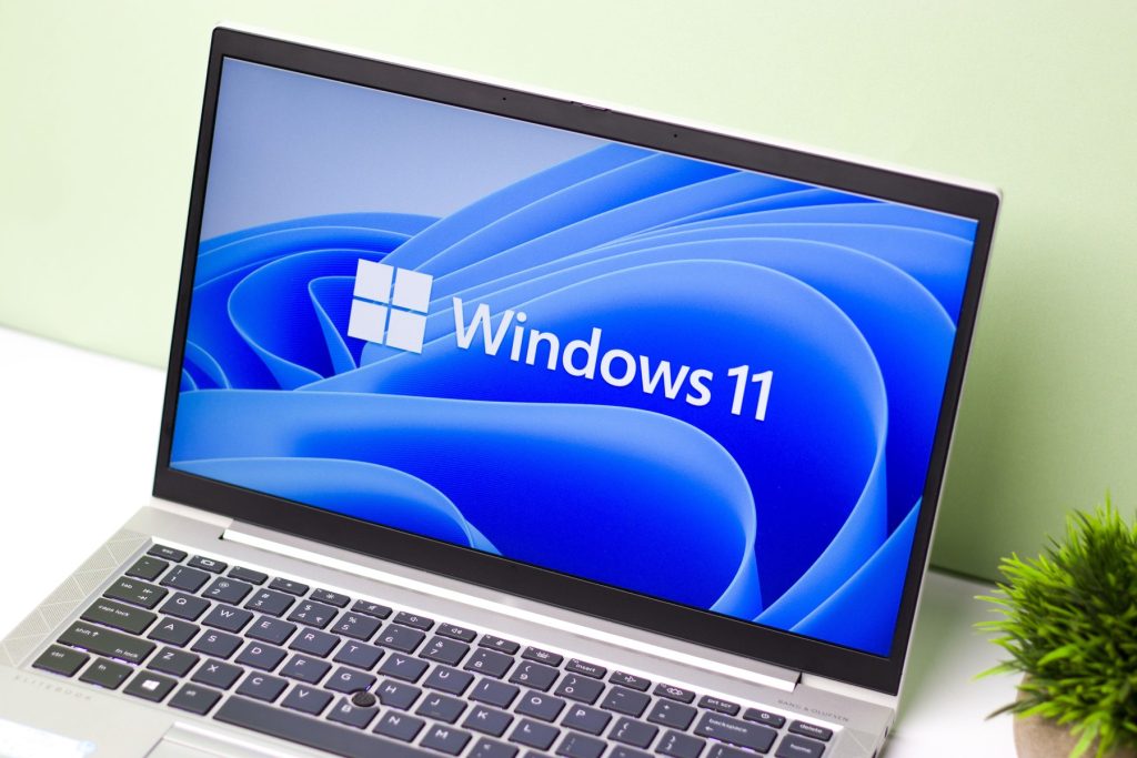 Microsoft lucrează la modernizarea sistemului de operare Windows, dar eliminarea completă a vechiului „Control Panel” se dovedește a fi o provocare tehnică majoră
